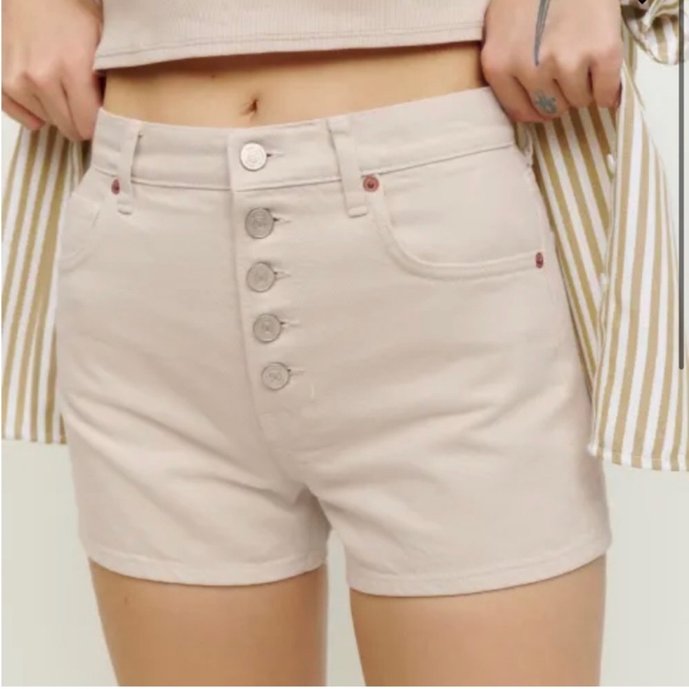 Reformation Charlie Exposed Button Fly
Jean Shorts NWT in almond color